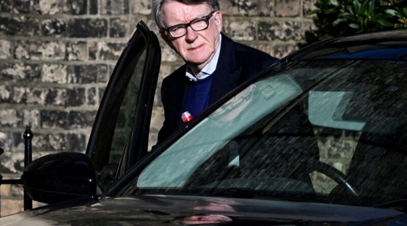 Ex-embaixador britânico é preso após revelações relacionadas a Epstein