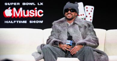 Final do futebol americano vira festa multicultural pró-imigrantes