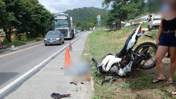 Homem morre em acidente entre moto e carreta na BR 262 no ES