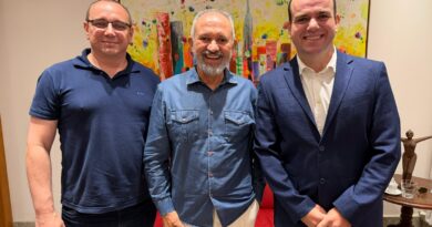 Vereadores Fagner Ferreira e Dr. Getúlio Filho em companhia de Paulo Hartung