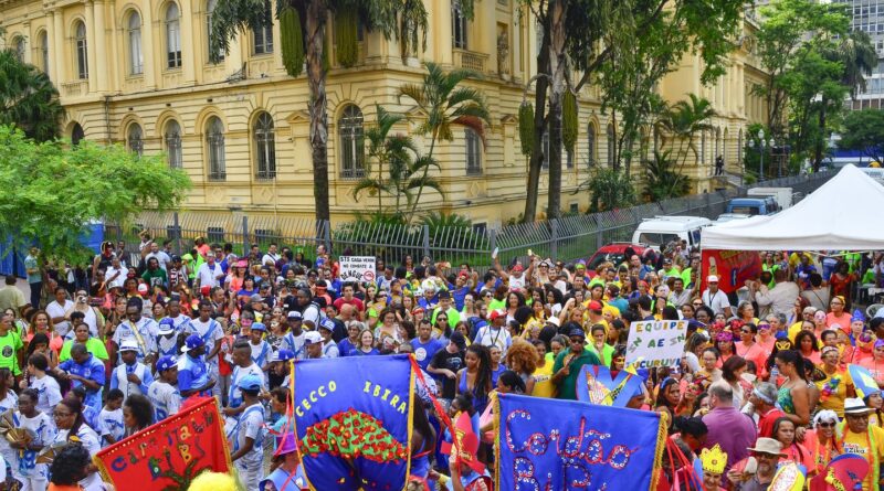 Ilú Obá De Min e Banda do Trem Elétrico abrem carnaval de rua em SP