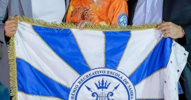 Mãe de Lula “canta” no samba-enredo da Acadêmicos de Niterói