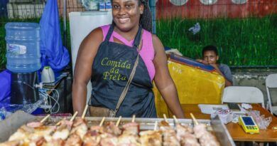 Mães ambulantes cobram pontos de apoio para crianças no carnaval