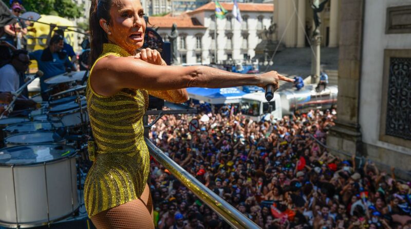 Mais de 500 mil foliões acompanham megabloco de Ivete Sangalo