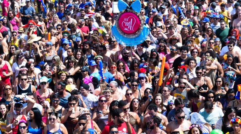 Ministério Público de SP vai investigar superlotação em blocos de rua