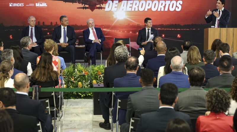 Ministro celebra anúncio de R$ 5,7 bi para ampliar aeroportos no país