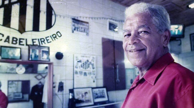 Morre o barbeiro que moldou o topete do Rei Pelé