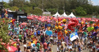 Pabllo Vittar e grupo de K-Pop fazem o povo sambar em SP nesta segunda