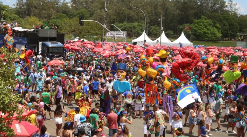 Pabllo Vittar e grupo de K-Pop fazem o povo sambar em SP nesta segunda