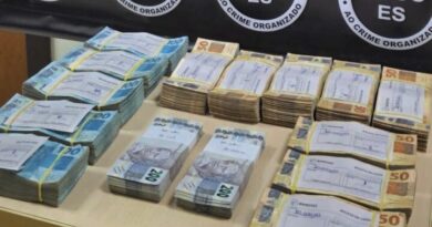 Polícia Federal apreende sacola com R$ 220 mil em dinheiro vivo com mulher no ES