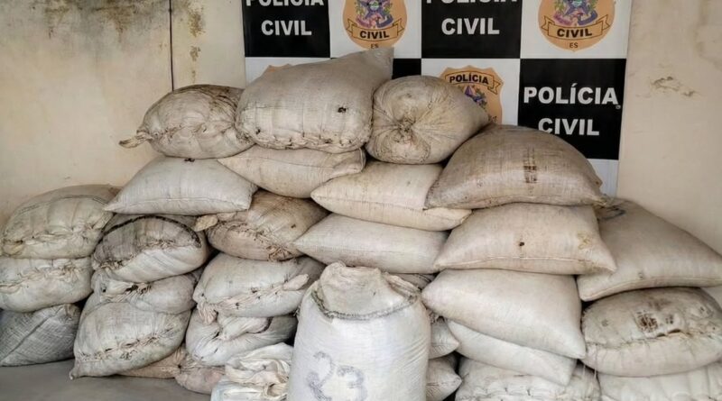 Polícia apreende quase duas toneladas de café, recolhe dois carros e prende foragido em Nova Venécia