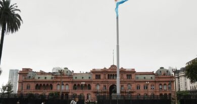 Reforma de Milei aumenta lucro e subjuga trabalhador, diz advogado