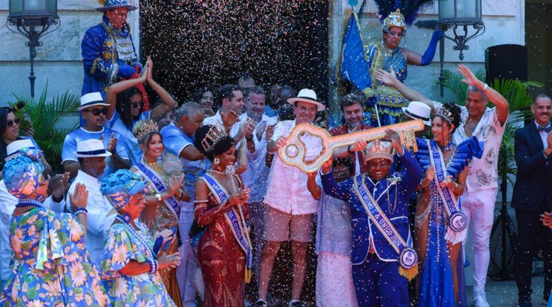 Rei Momo recebe chave da cidade e abre o Carnaval do Rio 2026