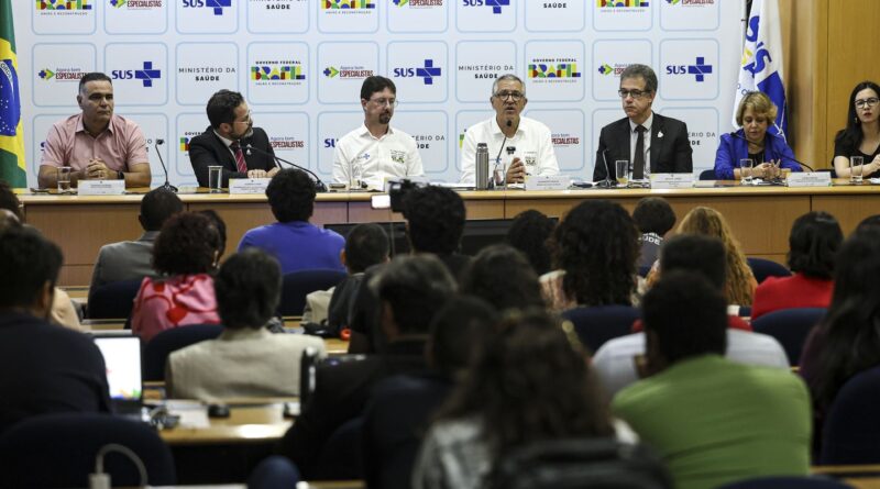 Saúde anuncia 3 mil vagas de residência e 900 para especialistas