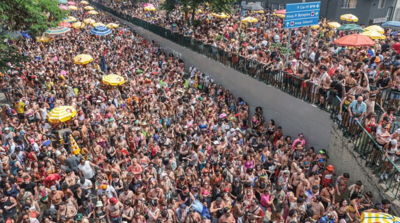 Tarde de blocos no Bixiga valoriza músicas brasileiras em São Paulo