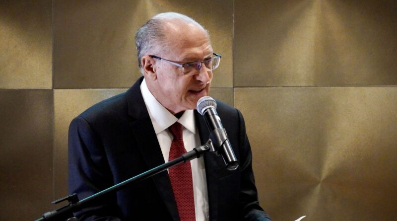 Alckmin deixará ministério em abril, mas seguirá como vice