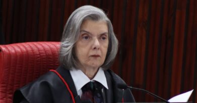Cármen Lúcia critica falta de espaços de poder para mulheres
