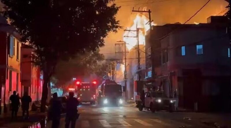 Incêndio de grandes proporções atinge fábrica no Brás, em São Paulo