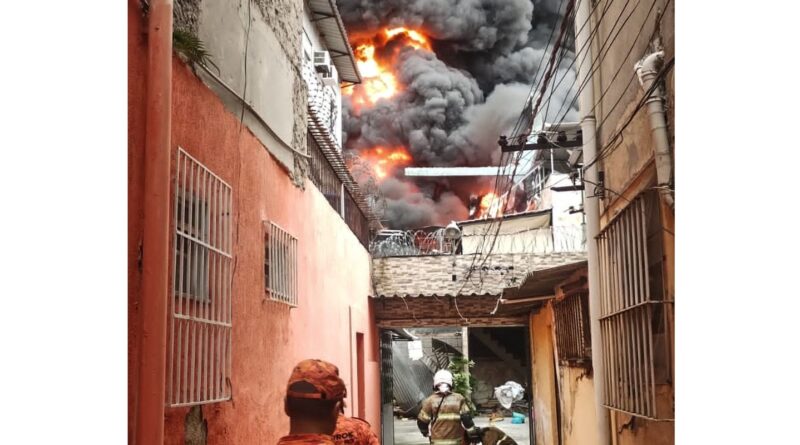 Incêndio de grandes proporções atinge galpão no Rio