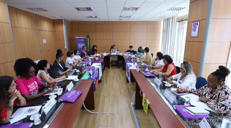 Movimento feminista protesta contra escala 6x1 e violência global