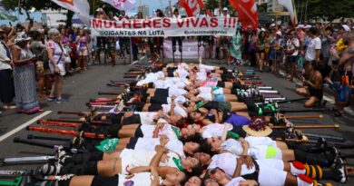 Mulheres se reúnem em Copacabana contra a violência e o feminicídio