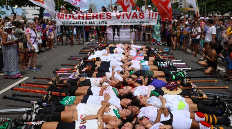 Mulheres se reúnem em Copacabana contra a violência e o feminicídio