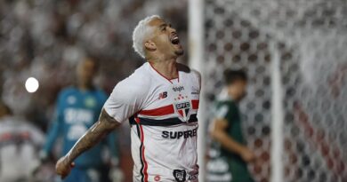 São Paulo vence Chapecoense e assume liderança isolada do Brasileiro