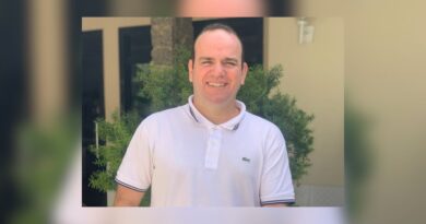 Dr. Getúlio Filho em foto ligada a projeto sobre fios em postes