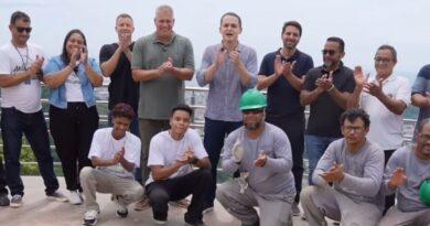 Prefeito e equipe durante entrega do mirante revitalizado em Vitória