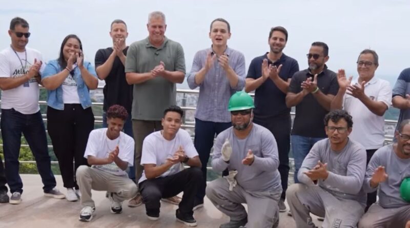 Prefeito e equipe durante entrega do mirante revitalizado em Vitória