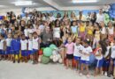Autoridades, professores e crianças durante entrega da reforma do CMEI em Vitória