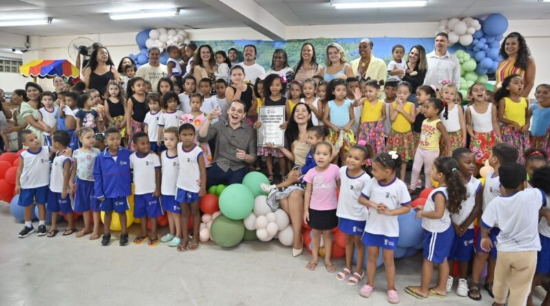 Autoridades, professores e crianças durante entrega da reforma do CMEI em Vitória