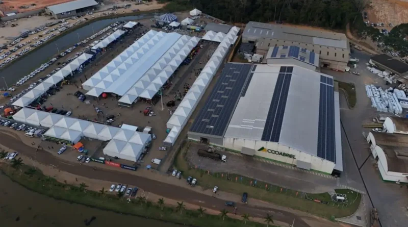 Vista aérea da estrutura da feira da Cooabriel em São Gabriel