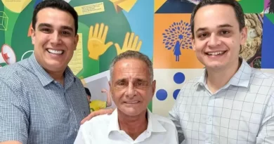 Carlos Manato entre Lorenzo Pazolini e Erick Musso durante filiação ao Republicanos