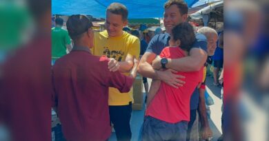 Prefeitos conversam com feirantes na feira de Aribiri