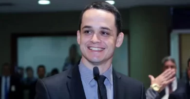 Lorenzo Pazolini discursando em tribuna; contexto de pesquisa eleitoral no Espírito Santo