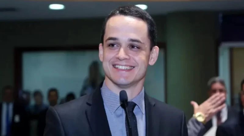 Lorenzo Pazolini discursando em tribuna; contexto de pesquisa eleitoral no Espírito Santo