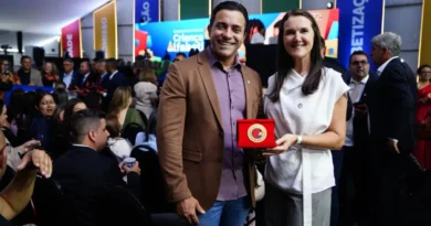 Autoridades exibem selo de alfabetização em evento no Ministério da Educação