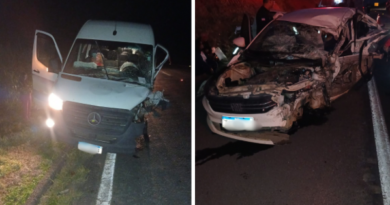 Acidente com morte e feridos envolve van da Prefeitura de Aracruz e carro da Prefeitura de Pinheiros na BR 101