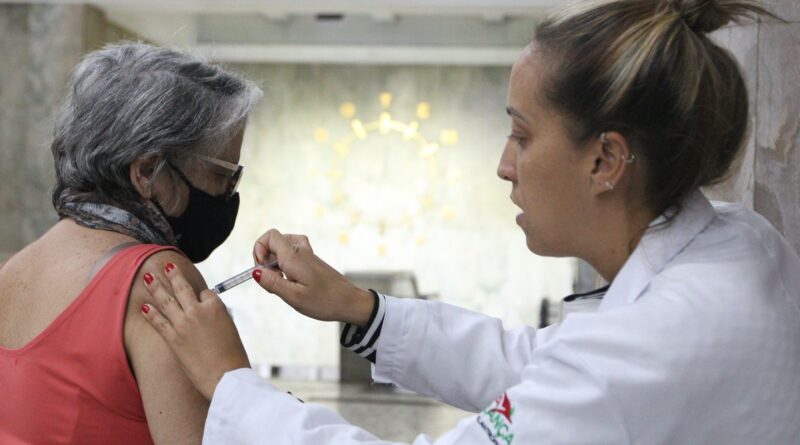 Butantan busca voluntários para teste de vacina da gripe para idosos