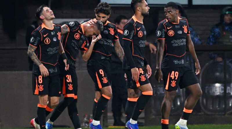Corinthians derrota Platense na Libertadores na estreia de Diniz