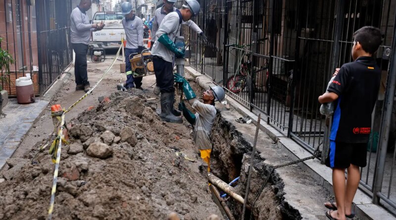 Professora alerta para endividamento com taxa de água e esgoto na Maré