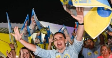 Pazolini em evento com apoiadores durante cenário eleitoral no ES