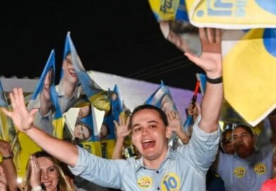 Pazolini em evento com apoiadores durante cenário eleitoral no ES