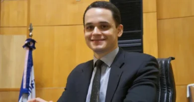 Lorenzo Pazolini em gabinete institucional após renúncia à prefeitura de Vitória