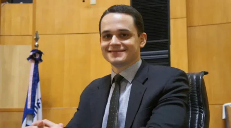 Lorenzo Pazolini em gabinete institucional após renúncia à prefeitura de Vitória