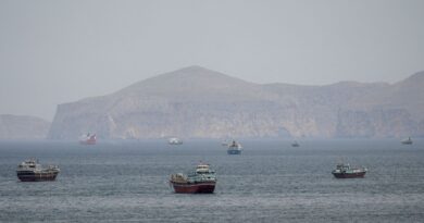 Mísseis atingem navio de guerra dos EUA que tentava entrar em Ormuz