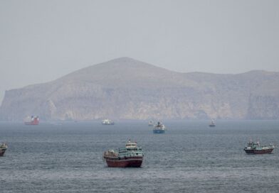 Mísseis atingem navio de guerra dos EUA que tentava entrar em Ormuz