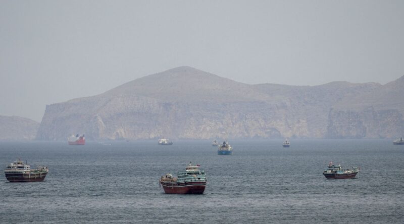 Mísseis atingem navio de guerra dos EUA que tentava entrar em Ormuz