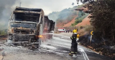 Mulher morre em acidente entre moto e caminhão que pegou fogo em rodovia de Itaguaçu